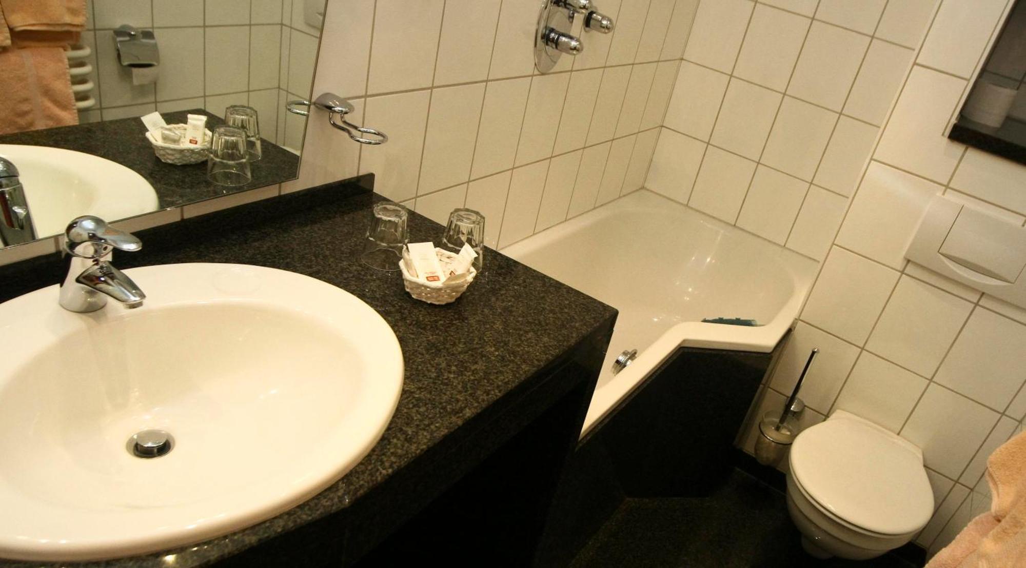 Moselland Hotel Im Enderttal Zum Onkel Willi كوتشيم المظهر الخارجي الصورة